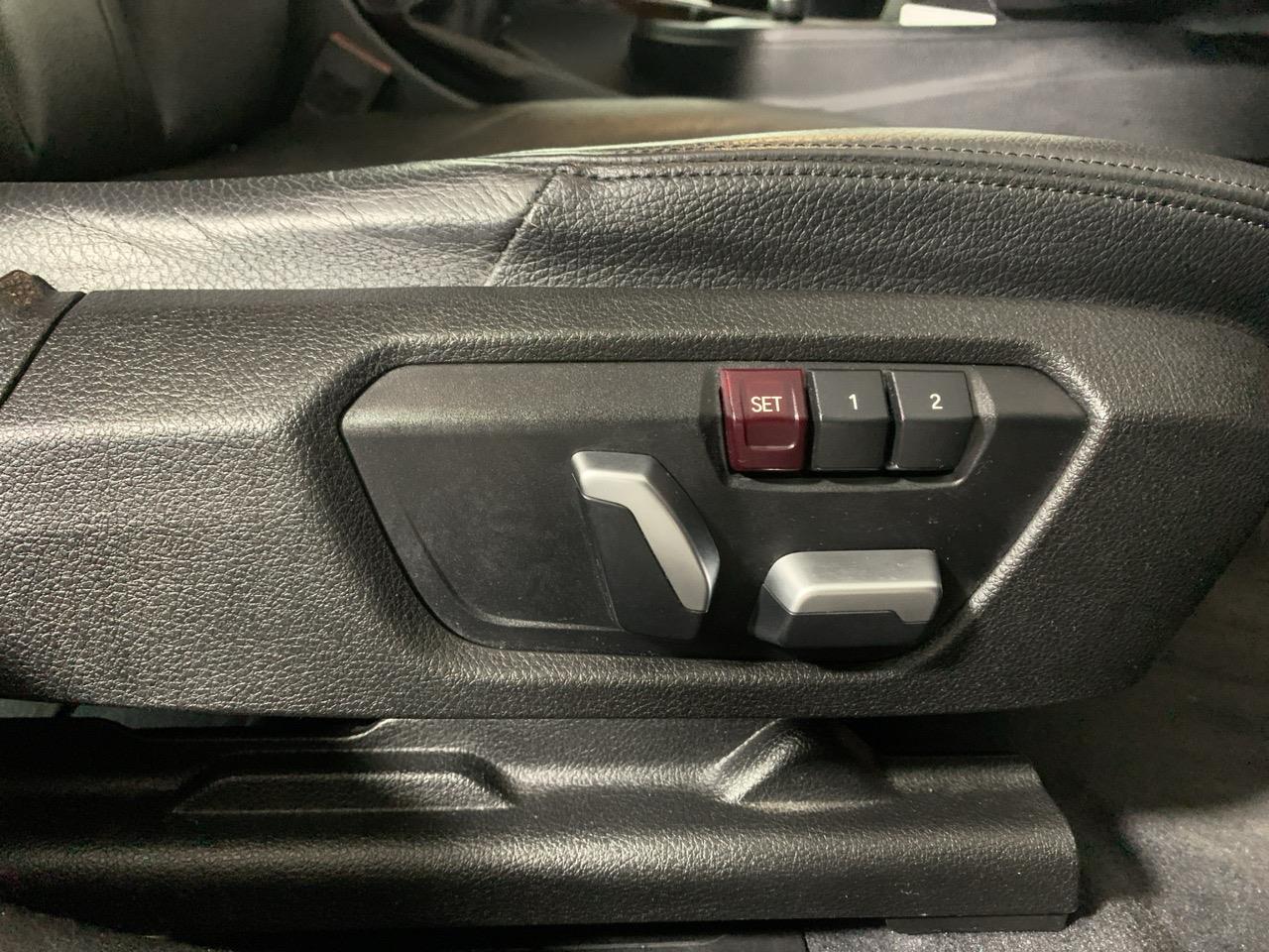 2016 BMW 320i  Sedan HEATED SEATS + REVERSING CAMERA + PARKING SENSORS