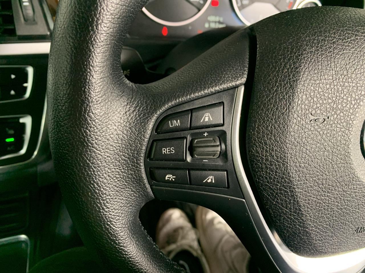 2016 BMW 320i  Sedan HEATED SEATS + REVERSING CAMERA + PARKING SENSORS