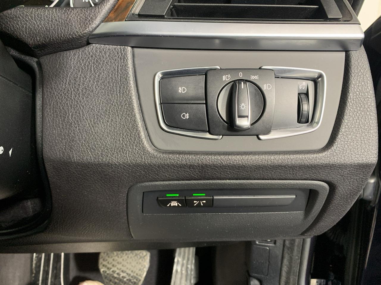 2016 BMW 320i  Sedan HEATED SEATS + REVERSING CAMERA + PARKING SENSORS