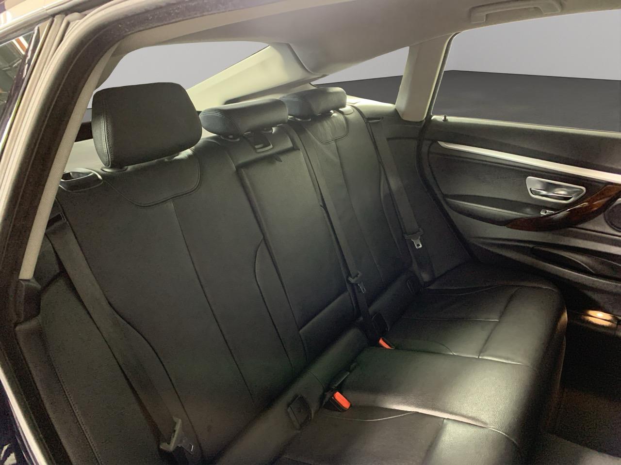 2016 BMW 320i  Sedan HEATED SEATS + REVERSING CAMERA + PARKING SENSORS