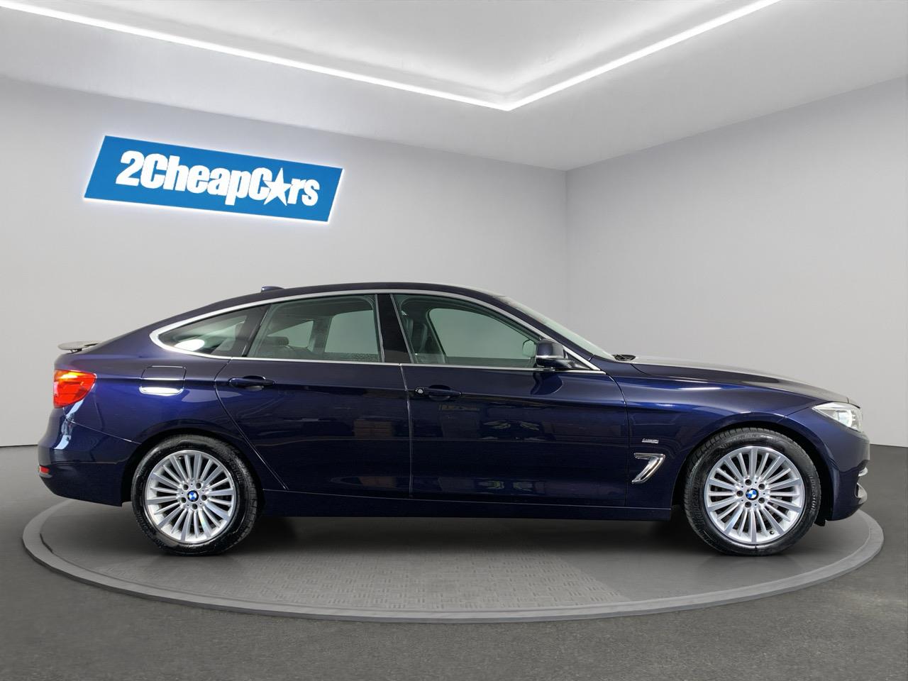 2016 BMW 320i  Sedan HEATED SEATS + REVERSING CAMERA + PARKING SENSORS