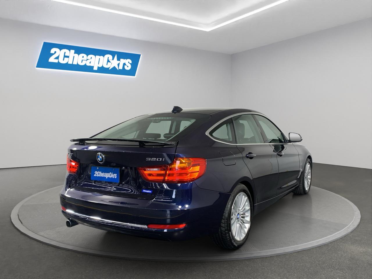 2016 BMW 320i  Sedan HEATED SEATS + REVERSING CAMERA + PARKING SENSORS
