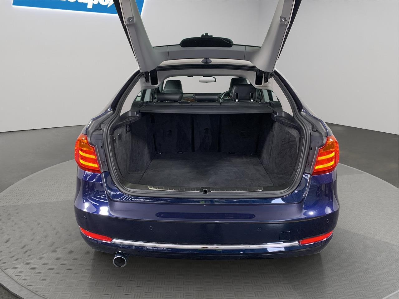 2016 BMW 320i  Sedan HEATED SEATS + REVERSING CAMERA + PARKING SENSORS