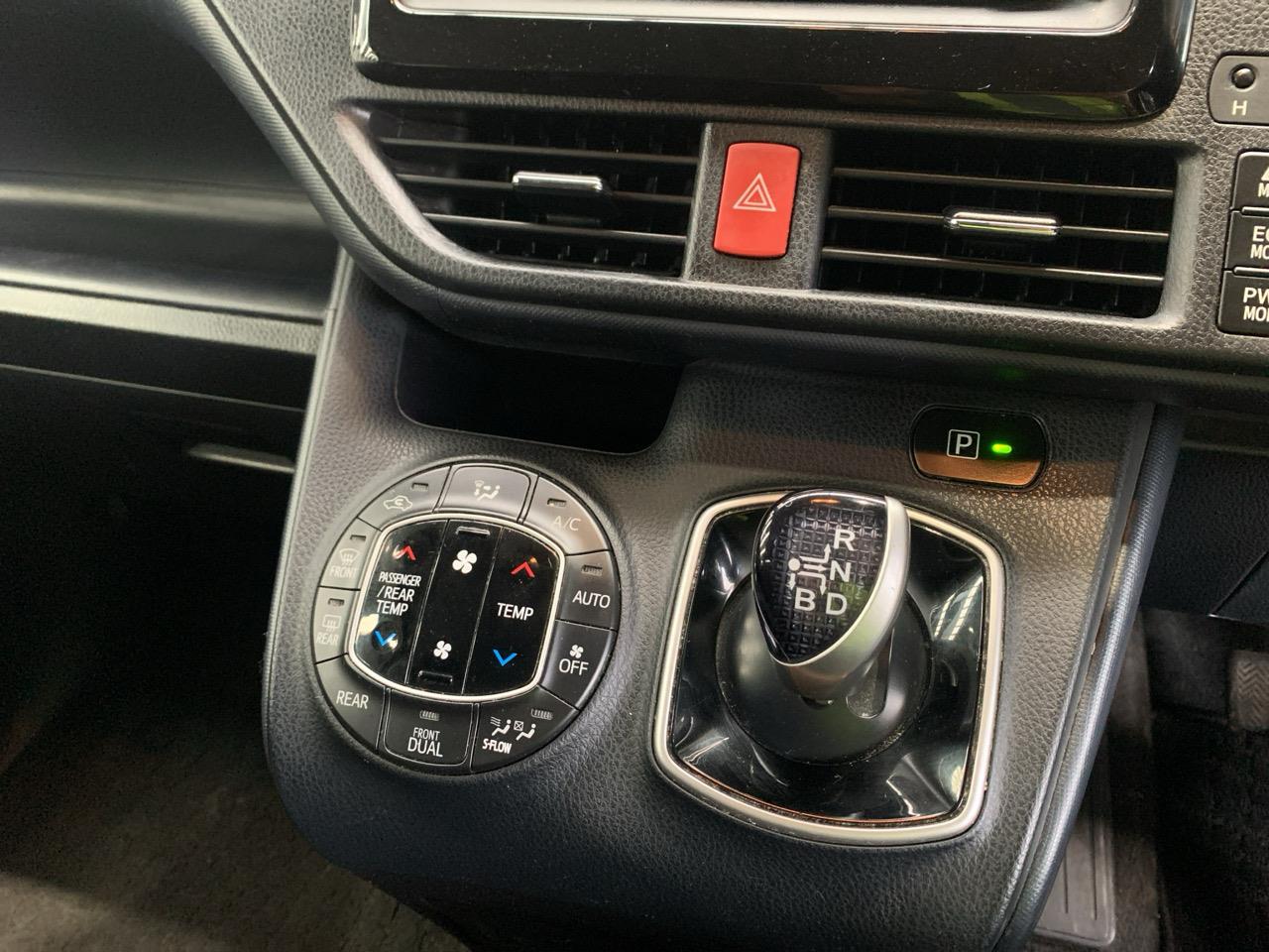 2015 Toyota Noah Hybrid X People Mover POWER SLIDING DOORS + REVERSING CAMERA 