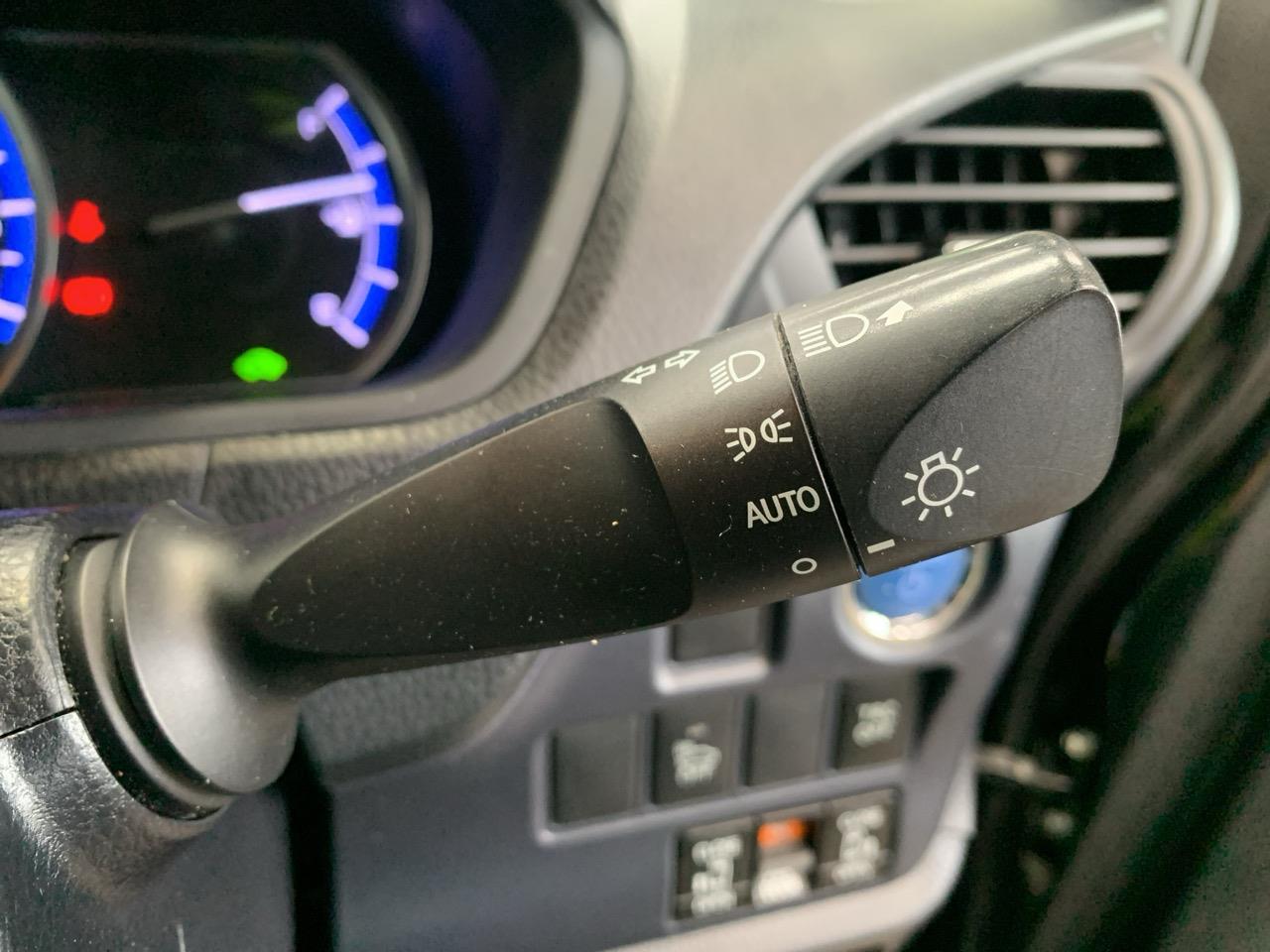 2015 Toyota Noah Hybrid X People Mover POWER SLIDING DOORS + REVERSING CAMERA 