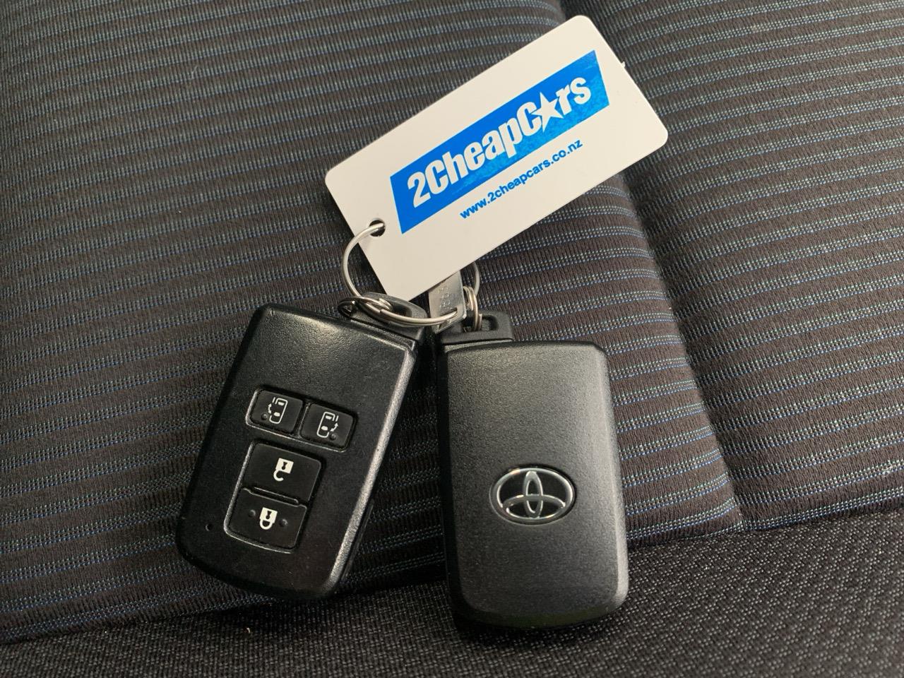 2015 Toyota Noah Hybrid X People Mover POWER SLIDING DOORS + REVERSING CAMERA 