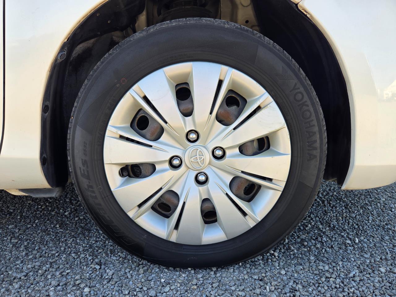 2016 Toyota Vitz U Hatchback LOW KM + REVERSING CAMERA + SMART KEY