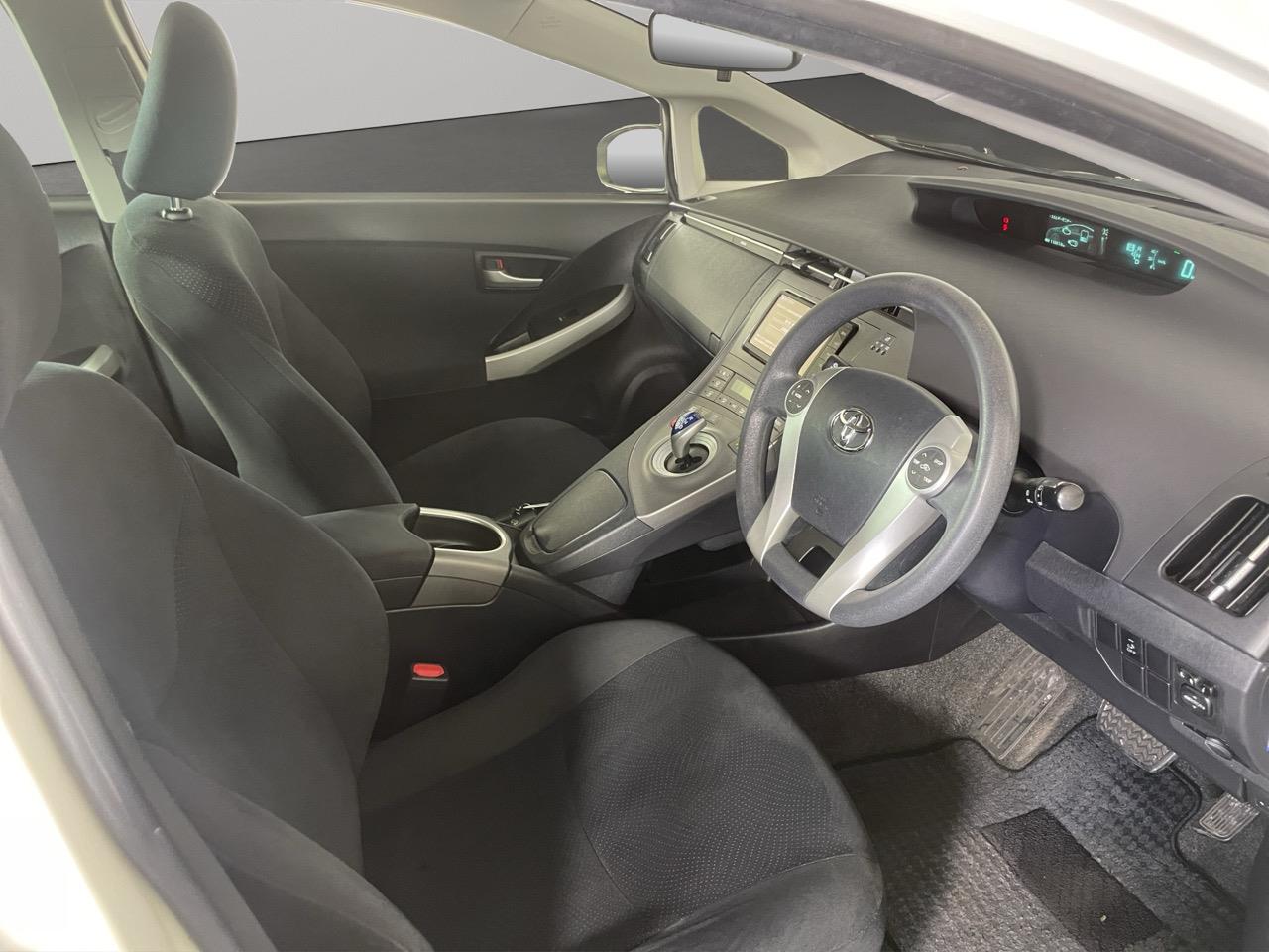 2014 Toyota Prius S Hatchback REVERSING CAMERA + AUTO LIGHTS + PUSH START