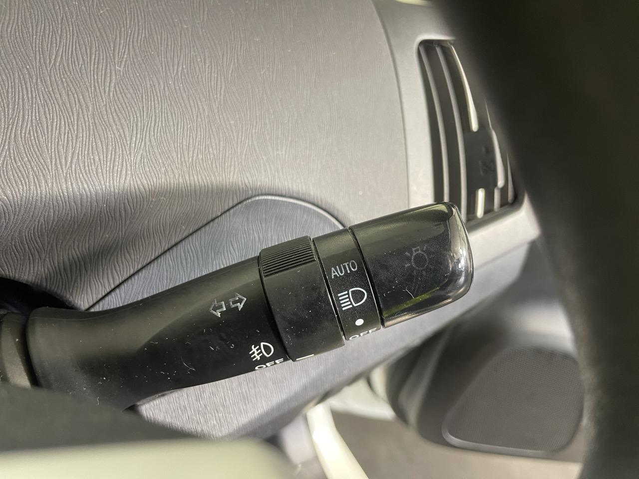 2014 Toyota Prius S Hatchback REVERSING CAMERA + AUTO LIGHTS + PUSH START