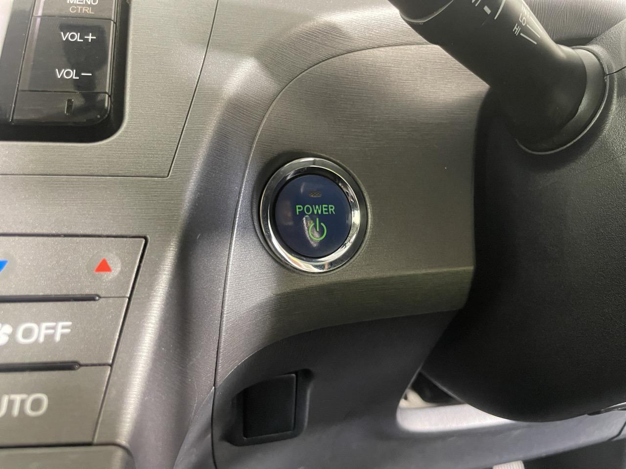 2014 Toyota Prius S Hatchback REVERSING CAMERA + AUTO LIGHTS + PUSH START