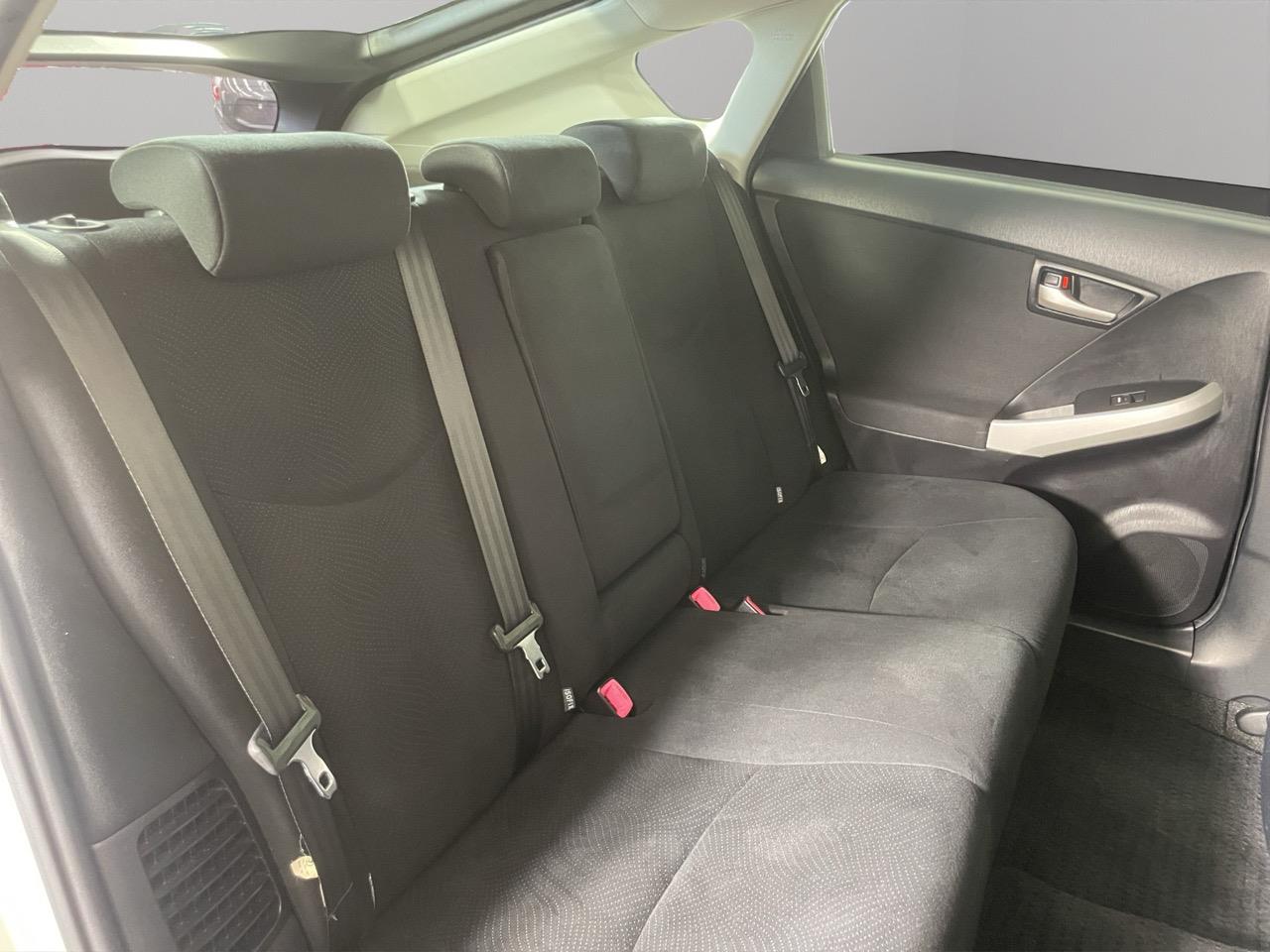 2014 Toyota Prius S Hatchback REVERSING CAMERA + AUTO LIGHTS + PUSH START