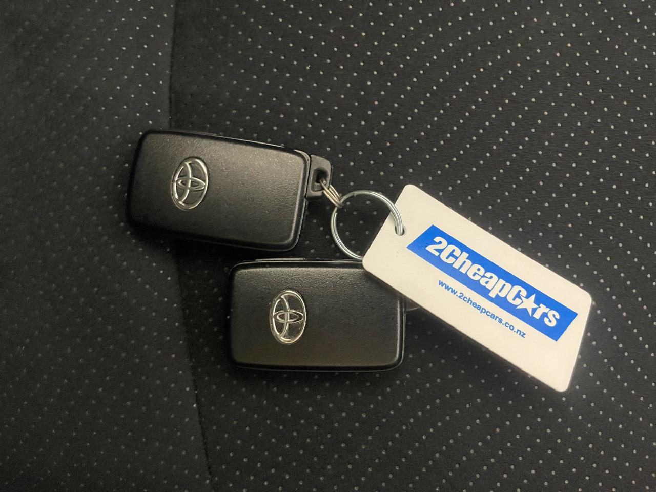 2014 Toyota Prius S Hatchback REVERSING CAMERA + AUTO LIGHTS + PUSH START