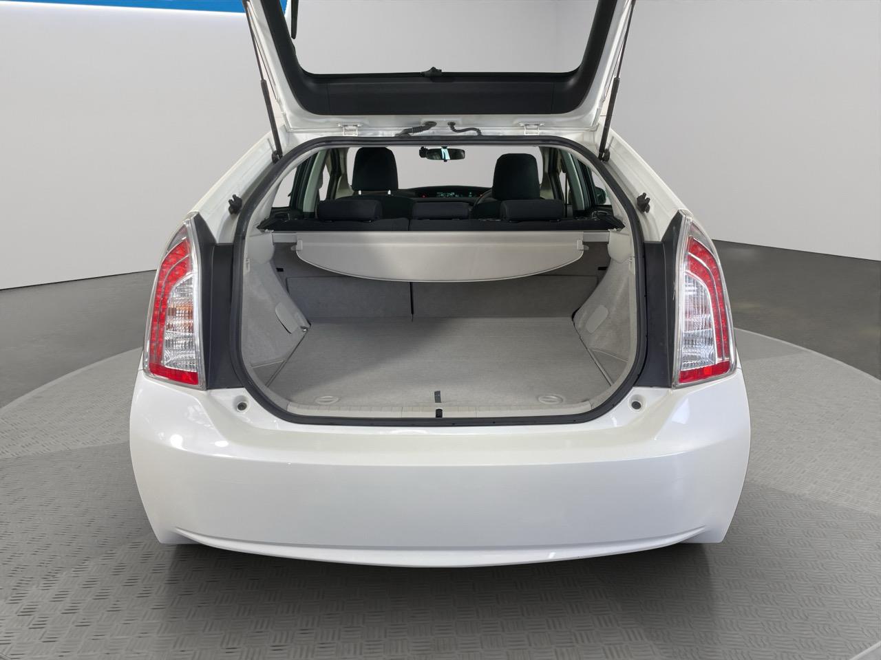 2014 Toyota Prius S Hatchback REVERSING CAMERA + AUTO LIGHTS + PUSH START