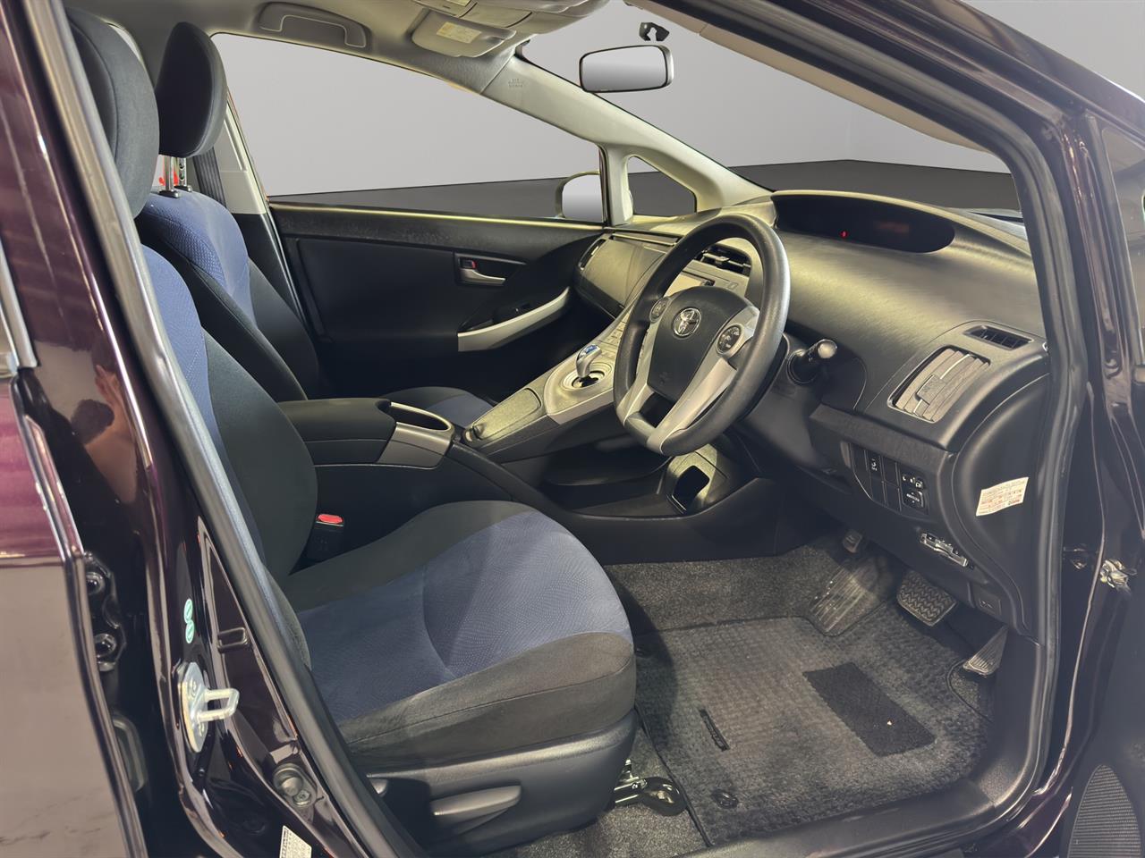 2014 Toyota Prius Hybrid Hatchback GREAT SPACE + GREAT FUEL EFFICIENCY