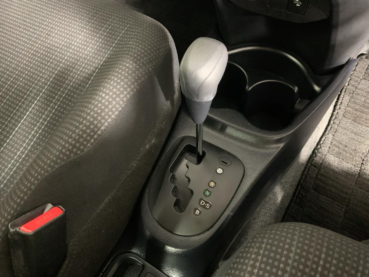 2016 Toyota Vitz Yaris F Hatchback LOW KMS + REVERSING CAMERA 