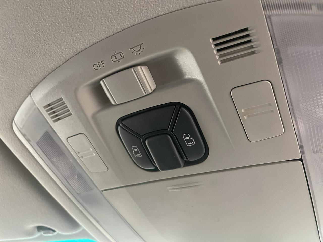 2012 Toyota Vellfire 2.4 Z People Mover ELECTRIC SLIDING DOORS + REVERSING CAMERA