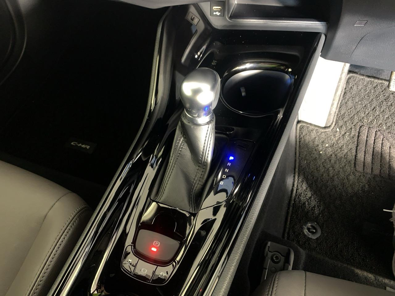 2020 Toyota C-HR HYBRID G LEATHER EDITION RV/SUV LOW KMS + HEATED SEATS + REVERSING CAMERA