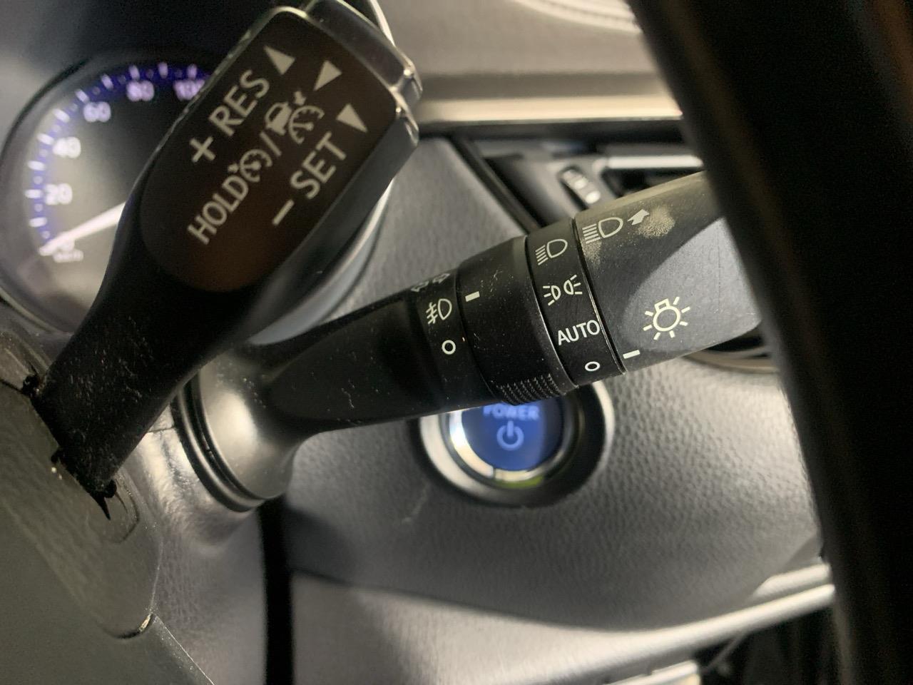 2020 Toyota C-HR HYBRID G LEATHER EDITION RV/SUV LOW KMS + HEATED SEATS + REVERSING CAMERA