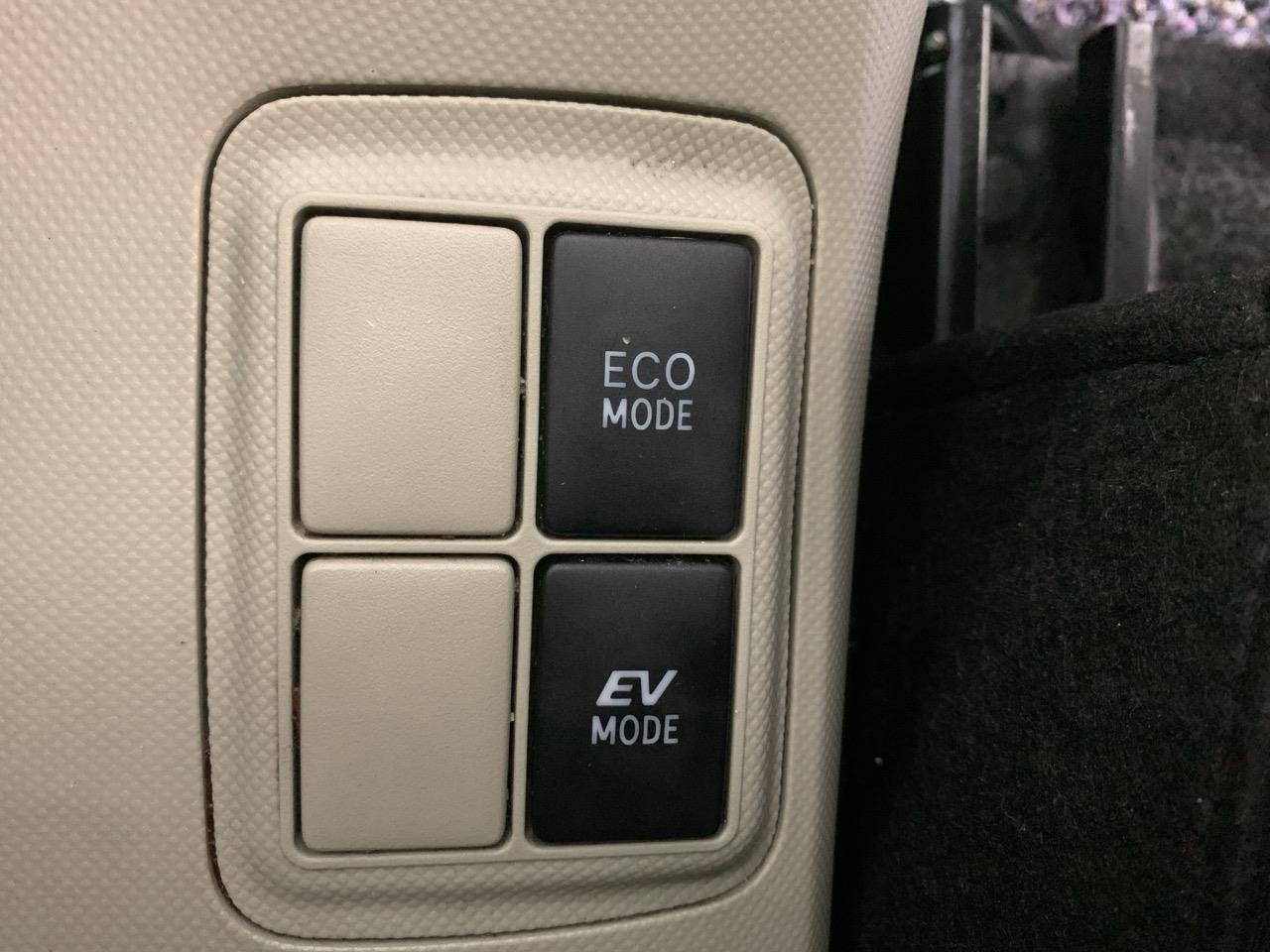 2013 Toyota Aqua G Hatchback REVERSING CAMERA + PUSH BUTTON START + AUTO LIGHTS