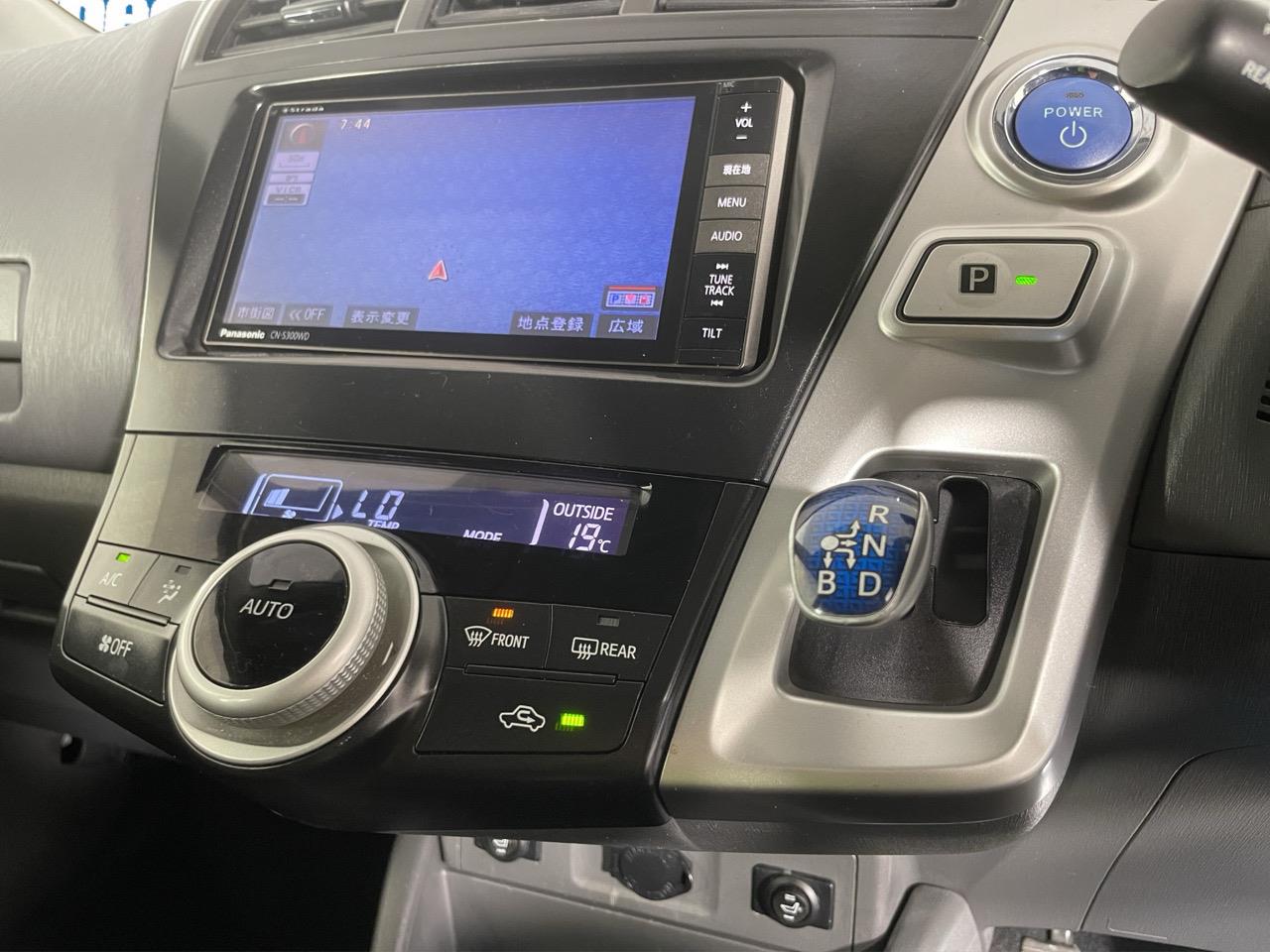 2012 Toyota Prius Alpha S Station Wagon REVERSING CAMERA + AUTO LIGHTS + PUSH START