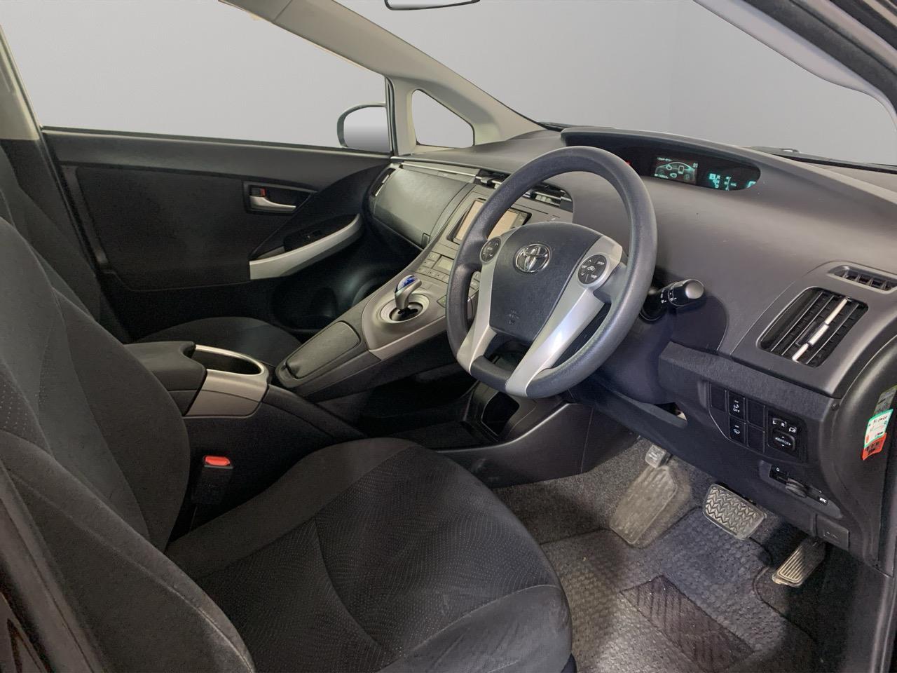 2014 Toyota Prius S Hatchback REVERSING CAMERA + PUSH BUTTON START + AUTO LIGHTS