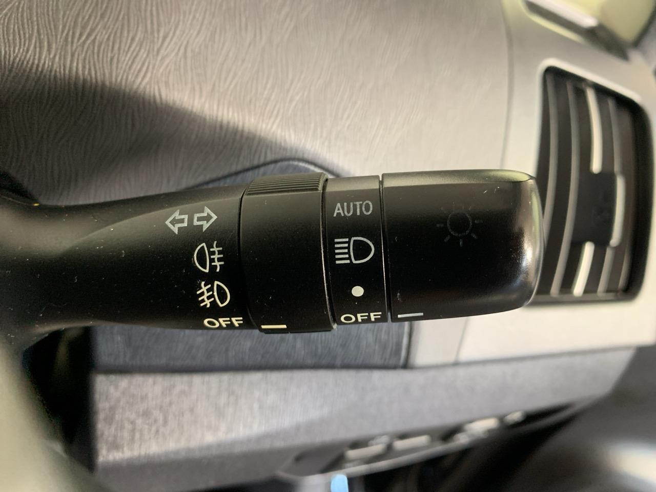 2014 Toyota Prius S Hatchback REVERSING CAMERA + PUSH BUTTON START + AUTO LIGHTS