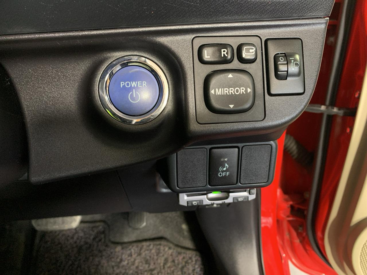 2012 Toyota Aqua S Hatchback LOW KMS + PUSH BUTTON START + AUTO LIGHTS 