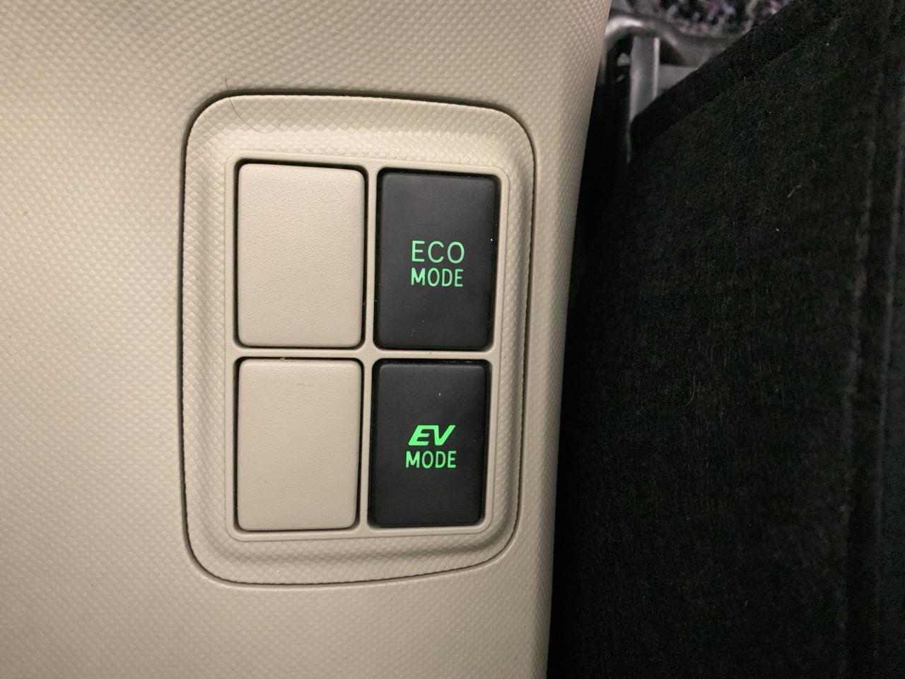 2012 Toyota Aqua S Hatchback LOW KMS + PUSH BUTTON START + AUTO LIGHTS 