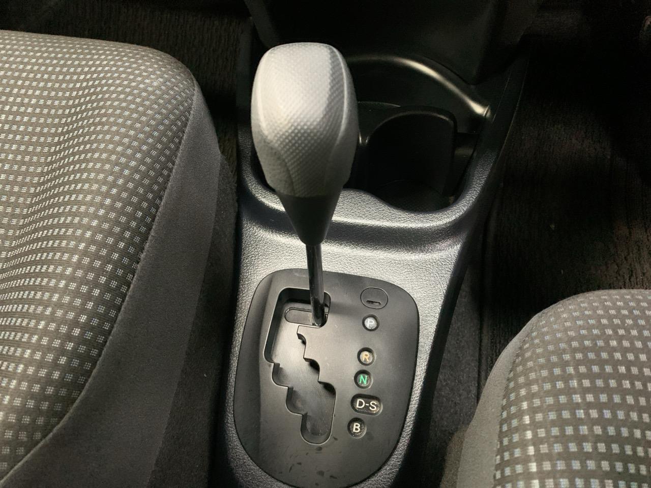 2015 Toyota Vitz Yaris S Hatchback PUSH BUTTON START + AUTO LIGHTS + REVERSING CAMERA