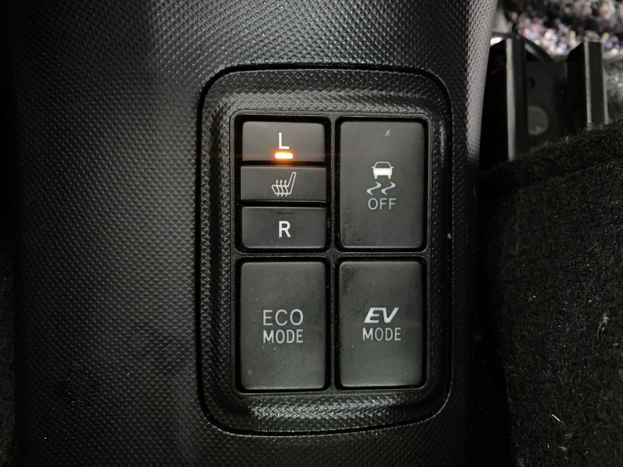 2015 Toyota Aqua Facelift Model S Hatchback REVERSING CAMERA  + HEATED SEATS + AUTO LIGHTS