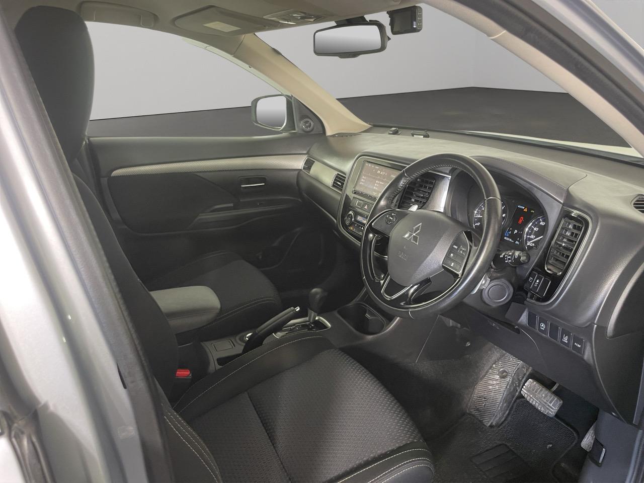 2016 Mitsubishi Outlander 24 G 4WD 7 Seater RV/SUV 4WD + REVERSING CAMERA + PUSH SRART 