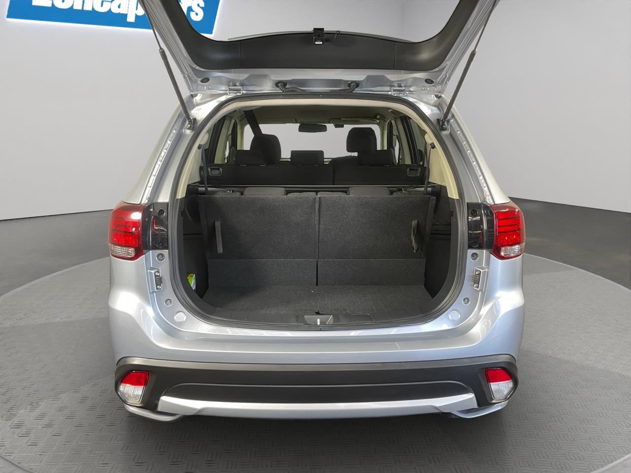 2016 Mitsubishi Outlander 24 G 4WD 7 Seater RV/SUV 4WD + REVERSING CAMERA + PUSH SRART 