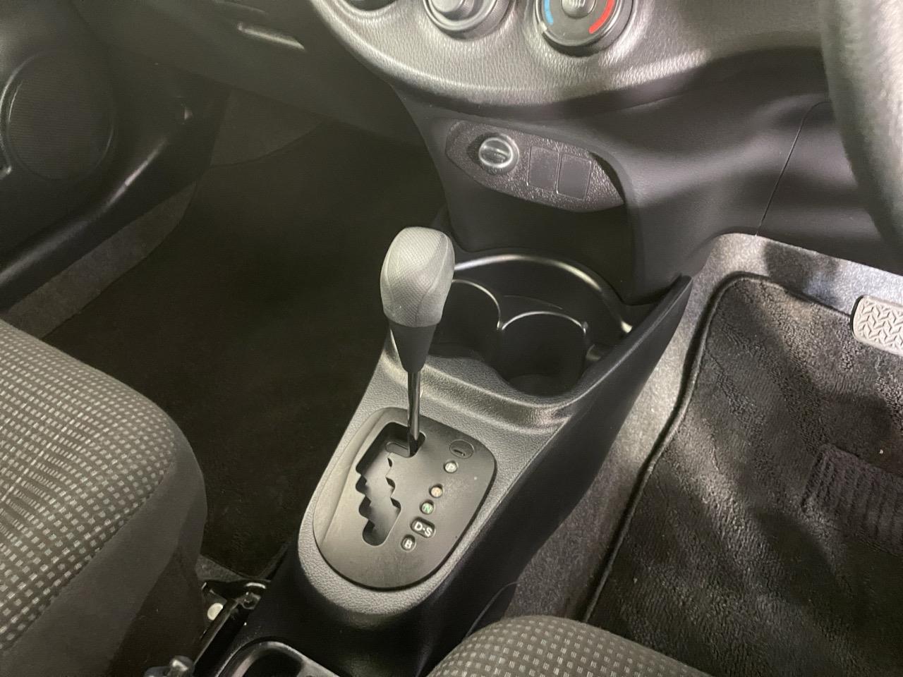 2015 Toyota Vitz F Hatchback AUTO LIGHTS + PUSH BUTTON START