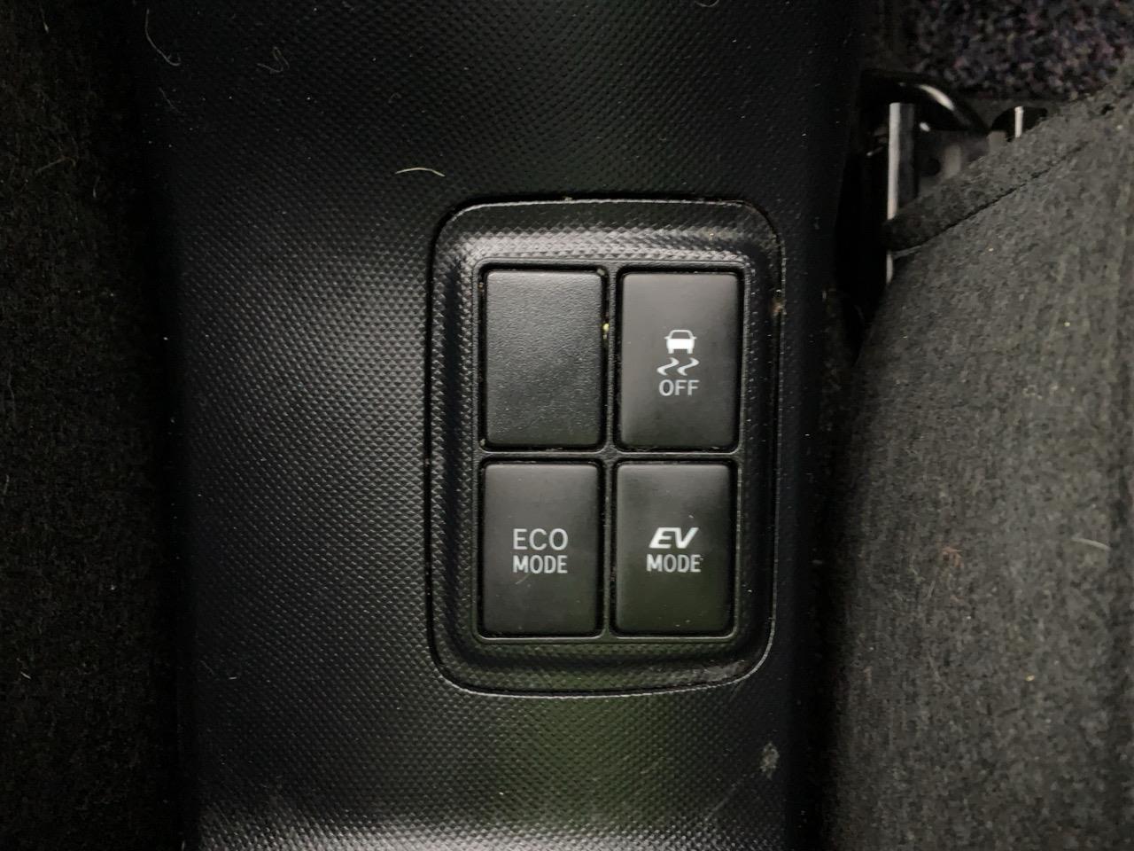 2015 Toyota Aqua Facelift Model S Hatchback GREAT SPACE + PUSH START + REVERSING CAMERA