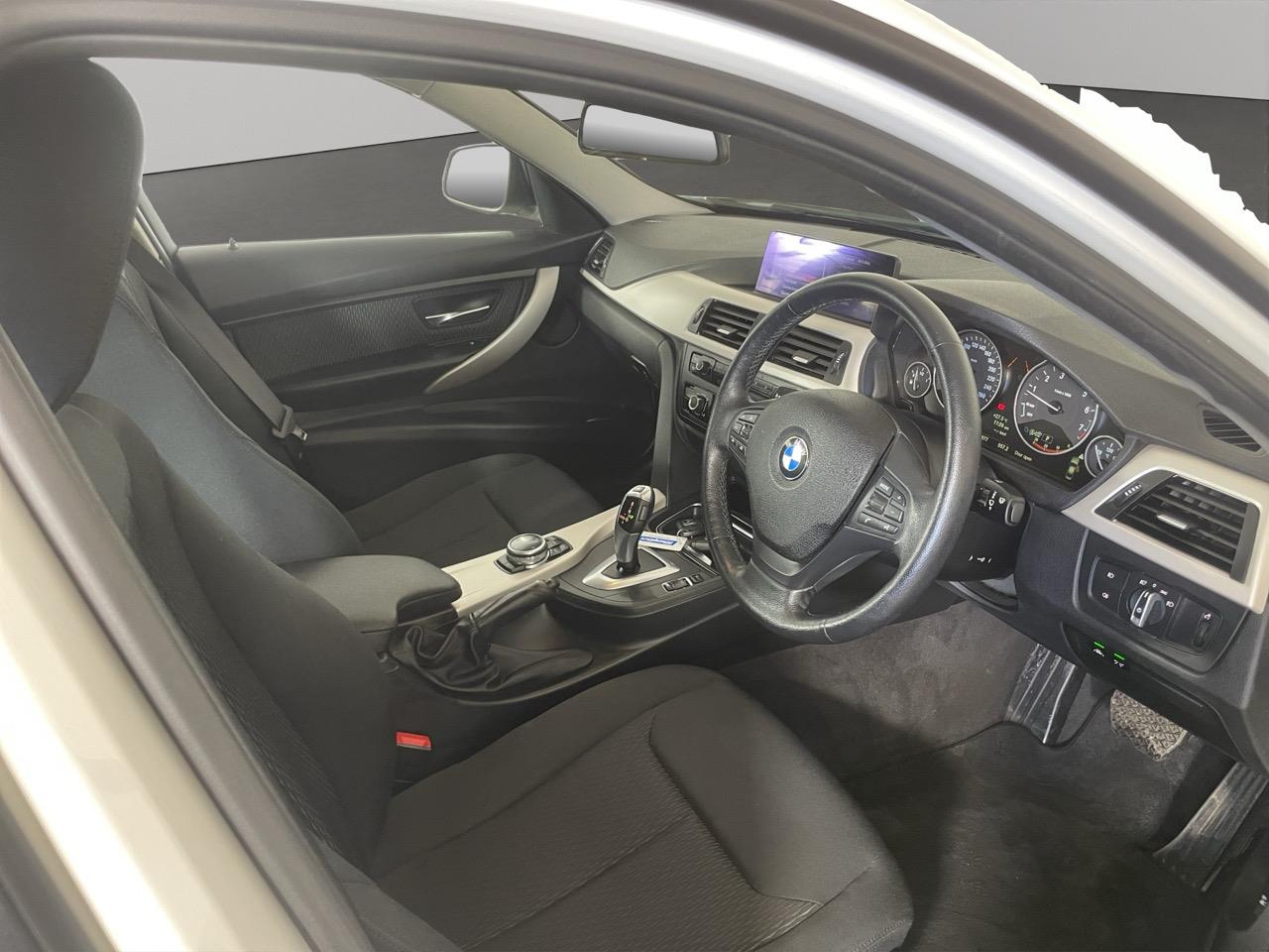 2014 BMW 320i  Sedan LOW KM + REVERSING CAMERA + PARKING SENSORS