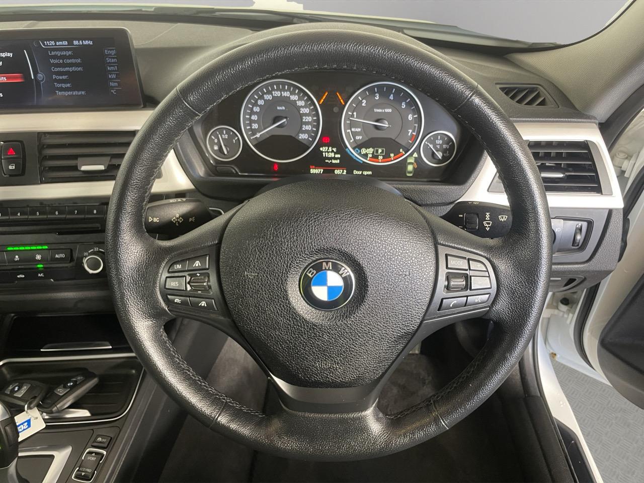 2014 BMW 320i  Sedan LOW KM + REVERSING CAMERA + PARKING SENSORS