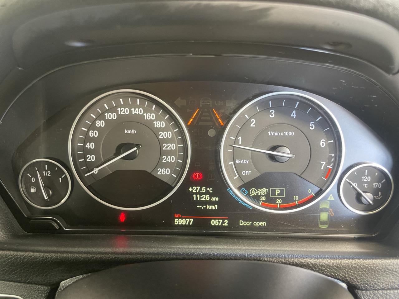 2014 BMW 320i  Sedan LOW KM + REVERSING CAMERA + PARKING SENSORS