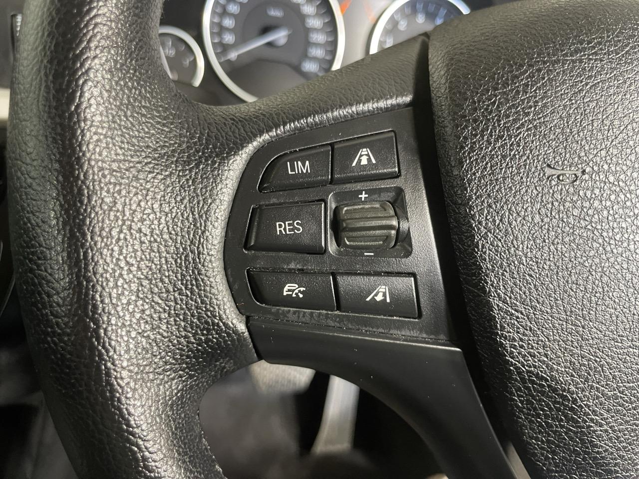 2014 BMW 320i  Sedan LOW KM + REVERSING CAMERA + PARKING SENSORS