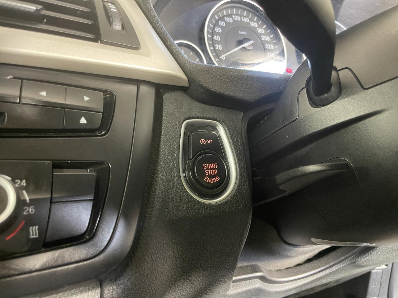 2014 BMW 320i  Sedan LOW KM + REVERSING CAMERA + PARKING SENSORS