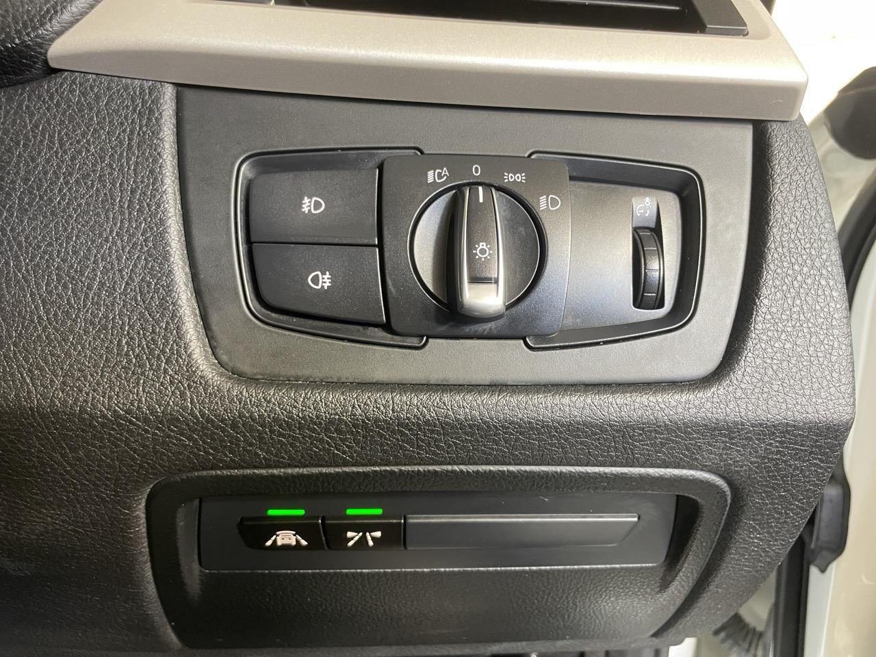 2014 BMW 320i  Sedan LOW KM + REVERSING CAMERA + PARKING SENSORS