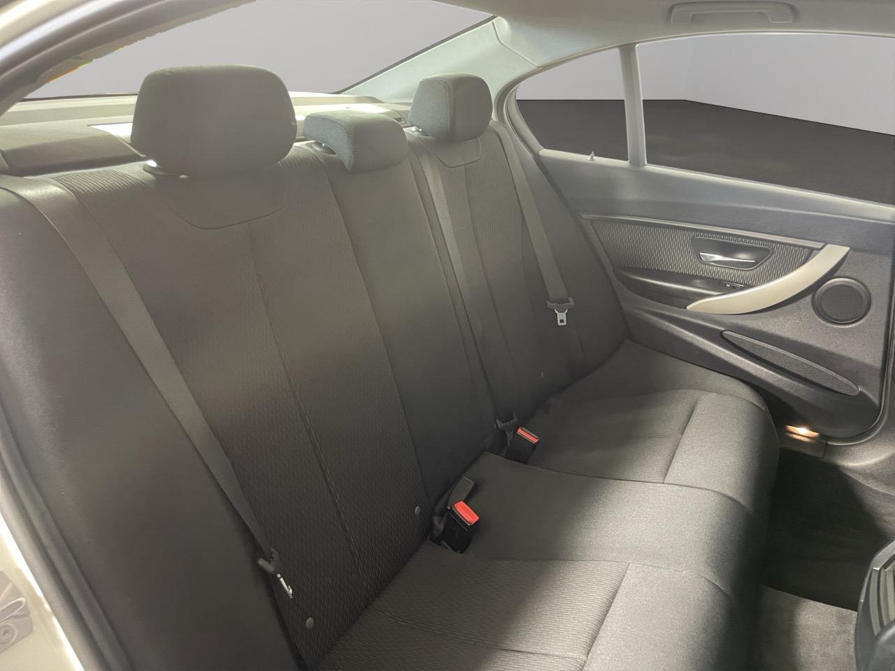 2014 BMW 320i  Sedan LOW KM + REVERSING CAMERA + PARKING SENSORS