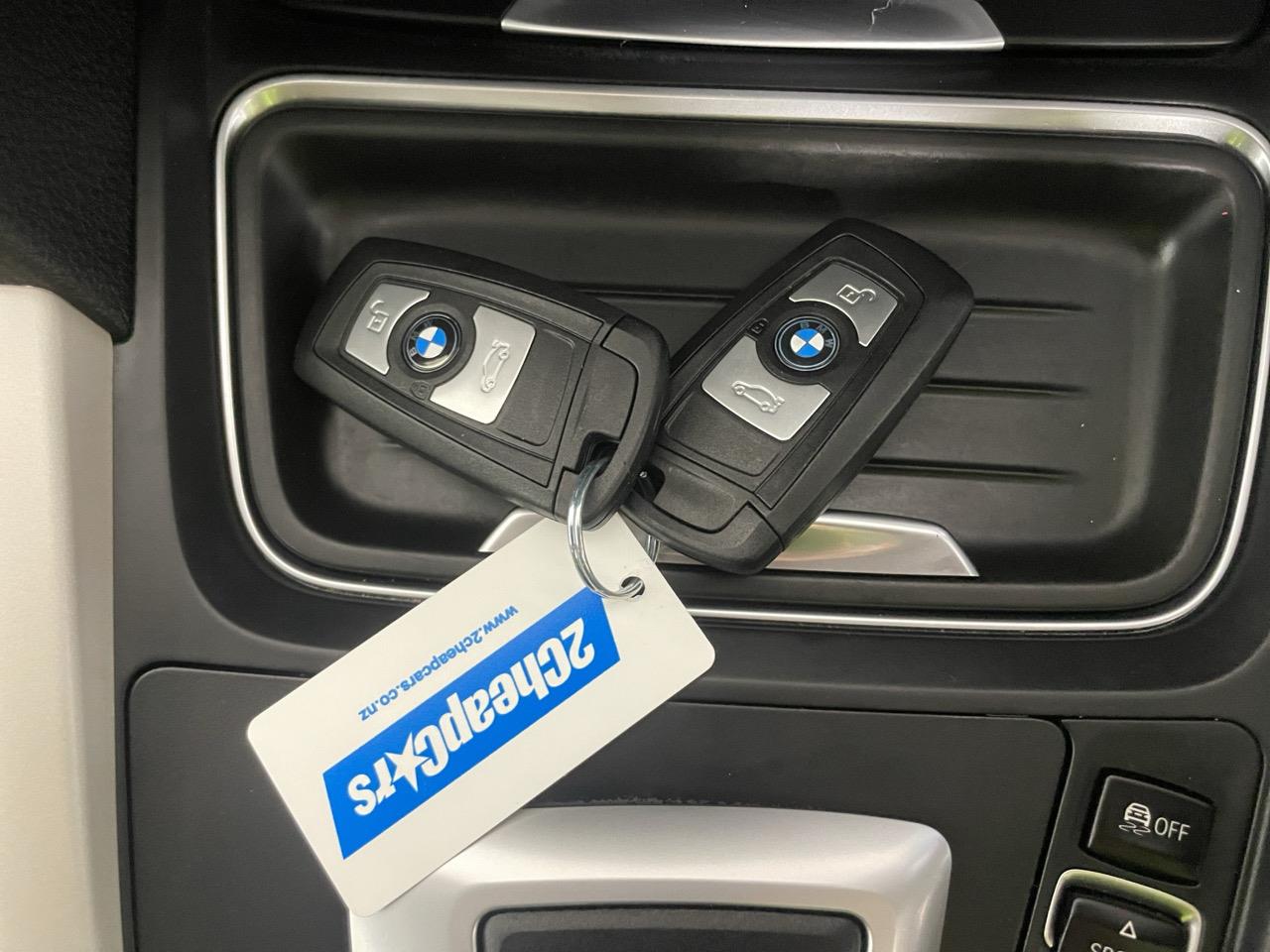 2014 BMW 320i  Sedan LOW KM + REVERSING CAMERA + PARKING SENSORS