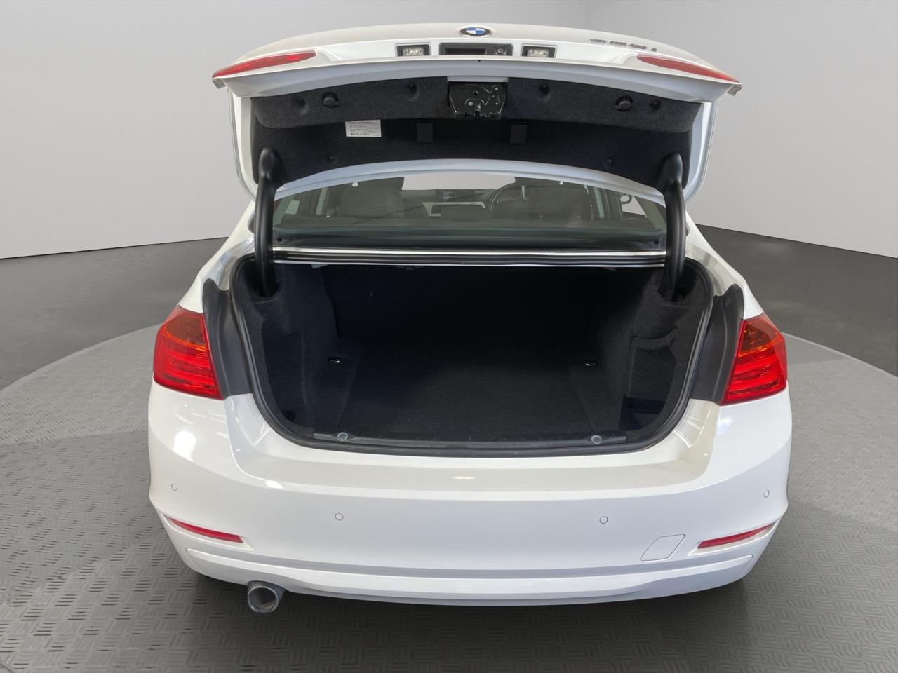 2014 BMW 320i  Sedan LOW KM + REVERSING CAMERA + PARKING SENSORS