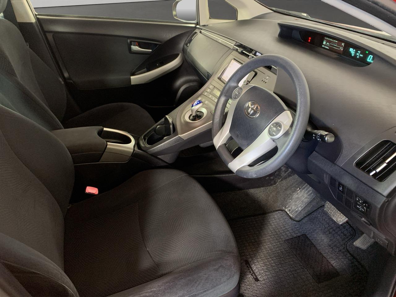 2013 Toyota Prius S Hatchback REVERSING CAMERA + PUSH BUTTON START + AUTO LIGHTS