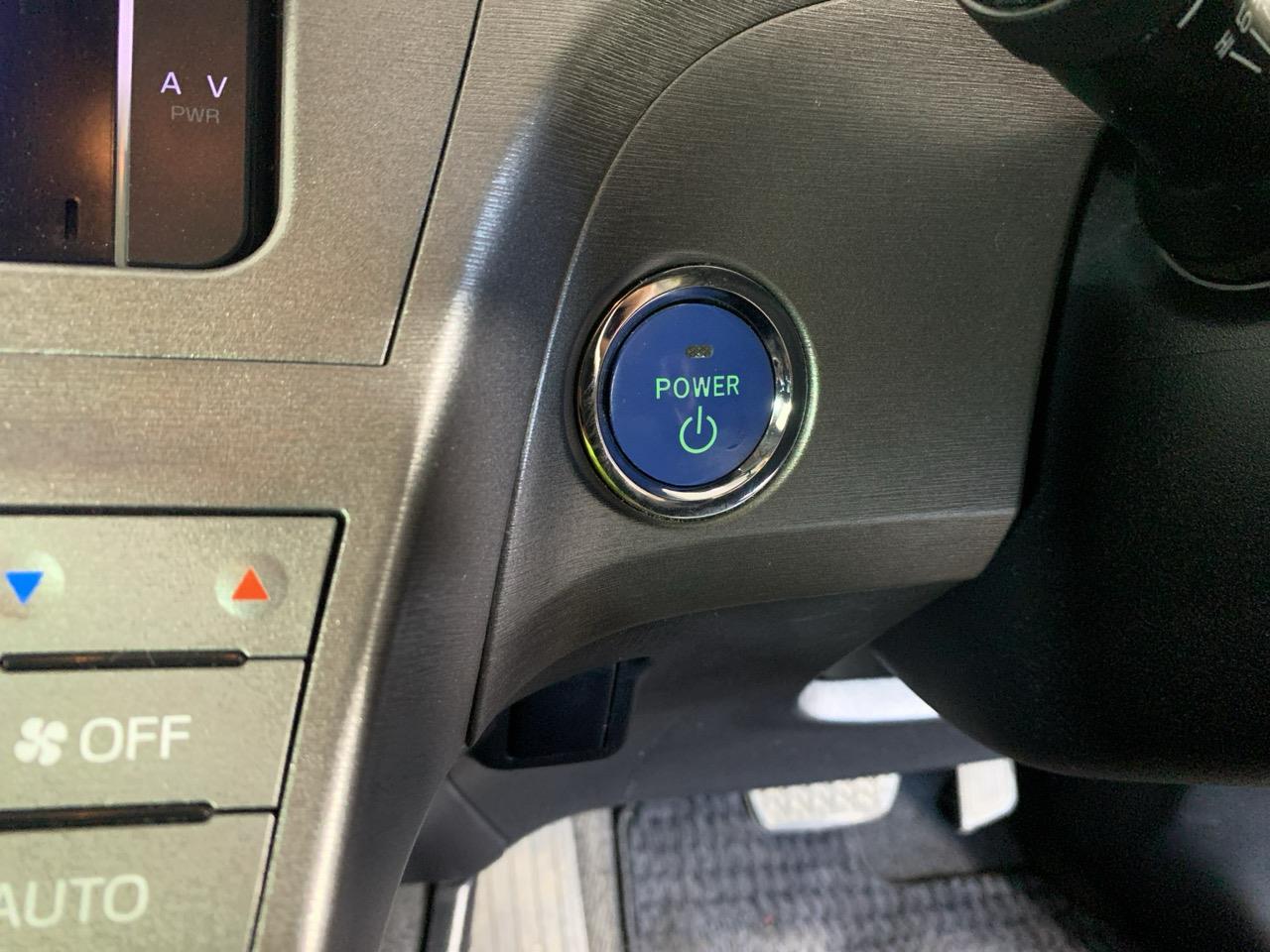 2013 Toyota Prius S Hatchback REVERSING CAMERA + PUSH BUTTON START + AUTO LIGHTS