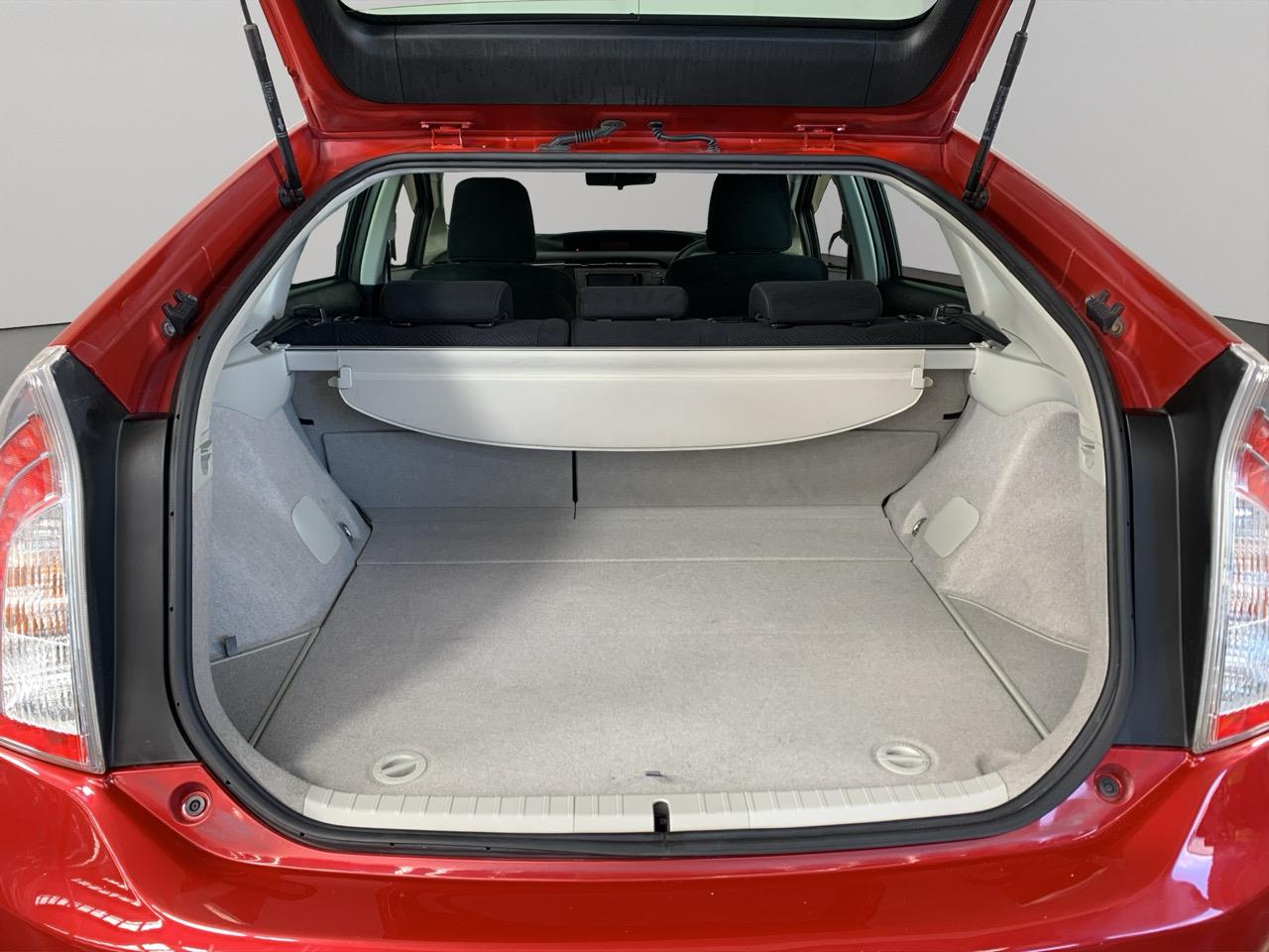 2013 Toyota Prius S Hatchback REVERSING CAMERA + PUSH BUTTON START + AUTO LIGHTS