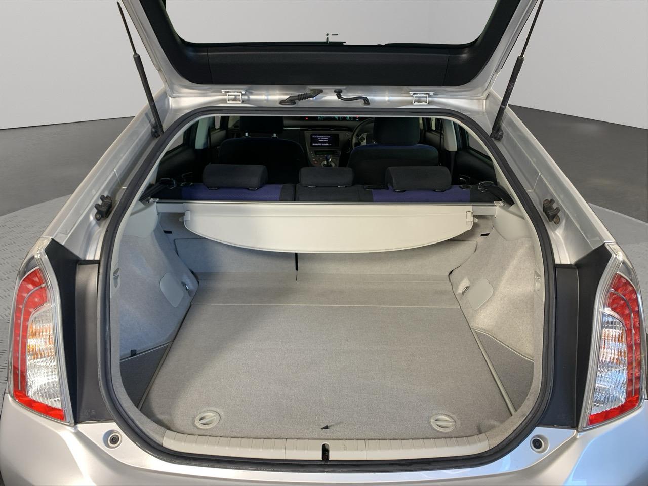 2014 Toyota Prius S Hatchback PUSH BUTTON START + AUTO LIGHTS + REVERSING CAMERA