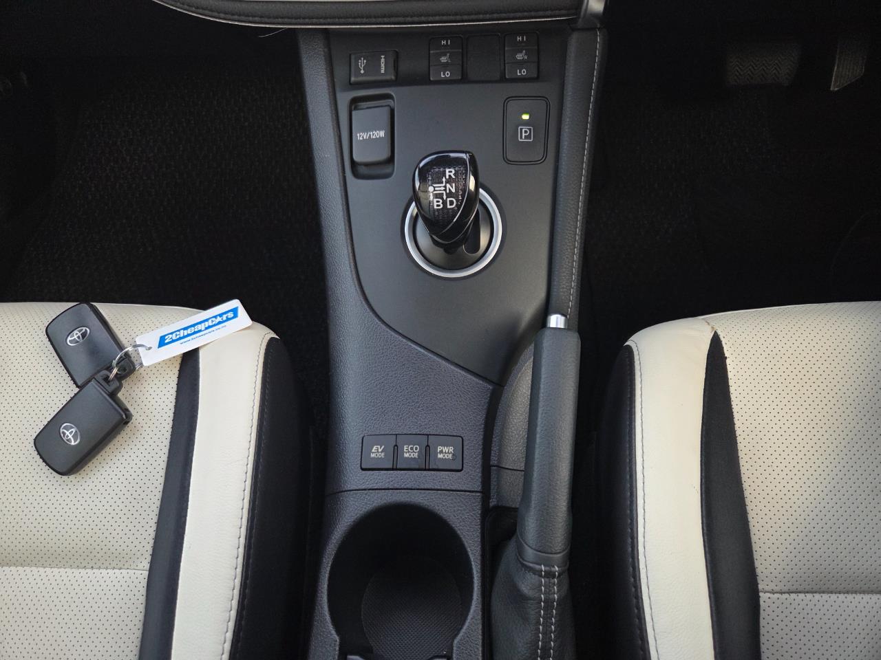 2016 Toyota Auris Corolla Hybrid G Hatchback HEATED SEATS + CRUISE CONTROL + REVERSING CAMERA