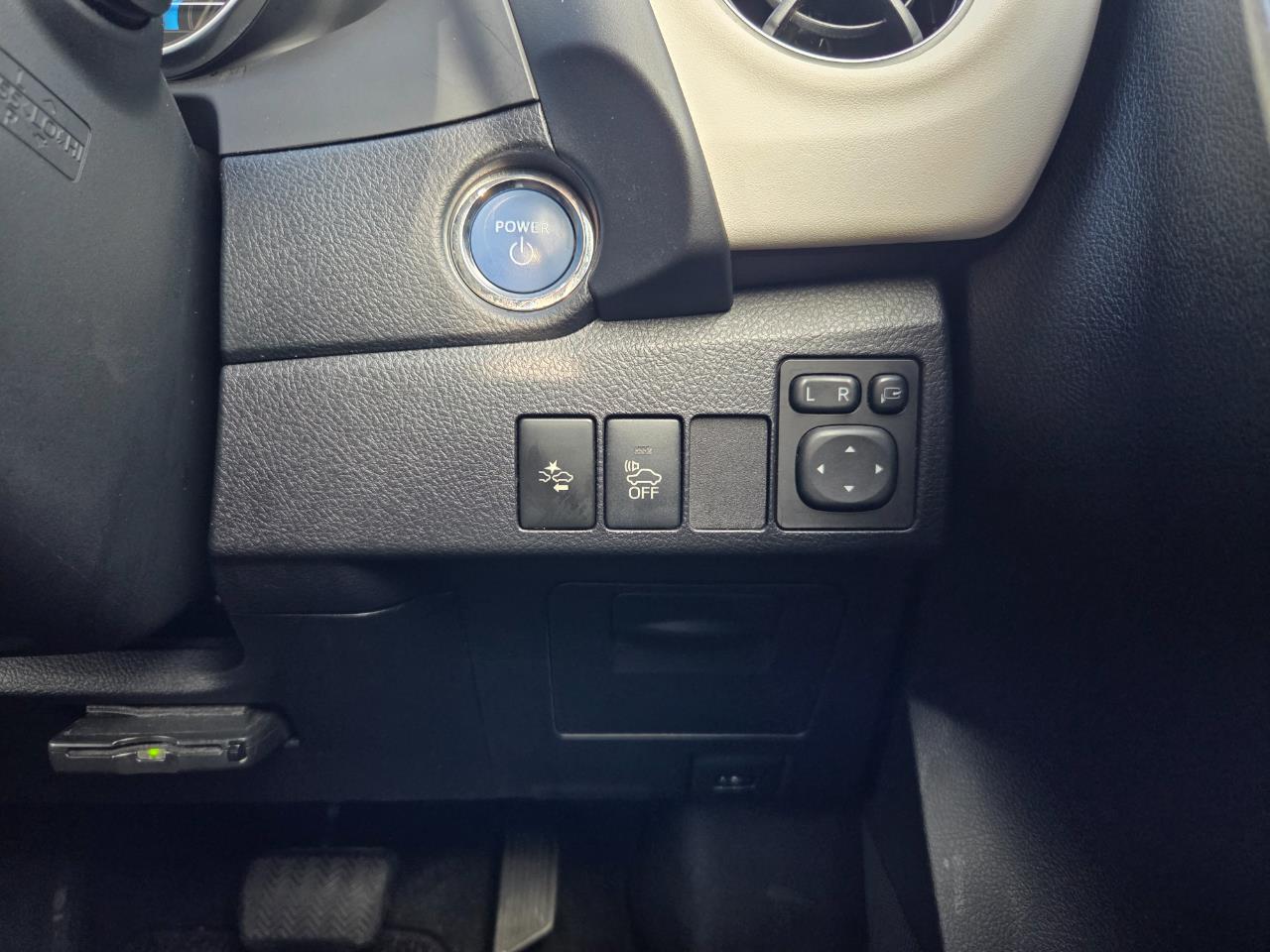 2016 Toyota Auris Corolla Hybrid G Hatchback HEATED SEATS + CRUISE CONTROL + REVERSING CAMERA