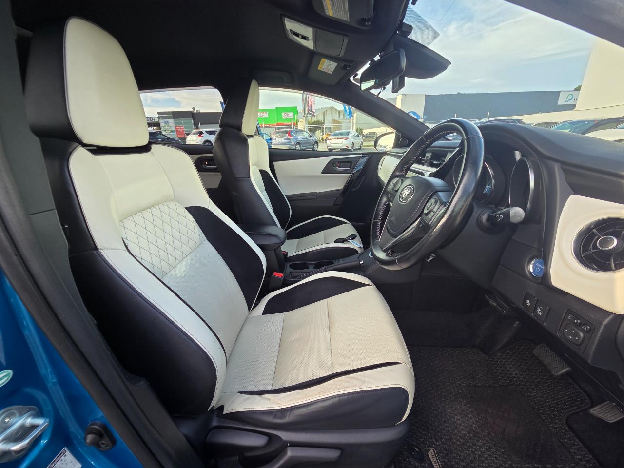 2016 Toyota Auris Corolla Hybrid G Hatchback HEATED SEATS + CRUISE CONTROL + REVERSING CAMERA